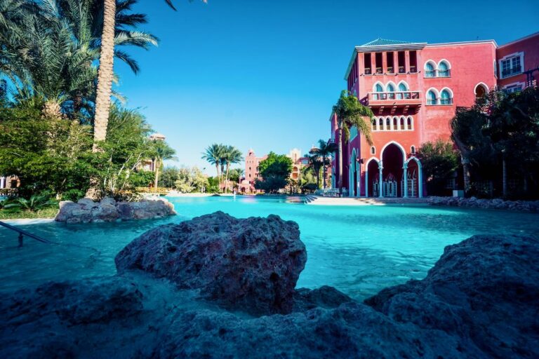 Hotel bellissimo con palme e piscina